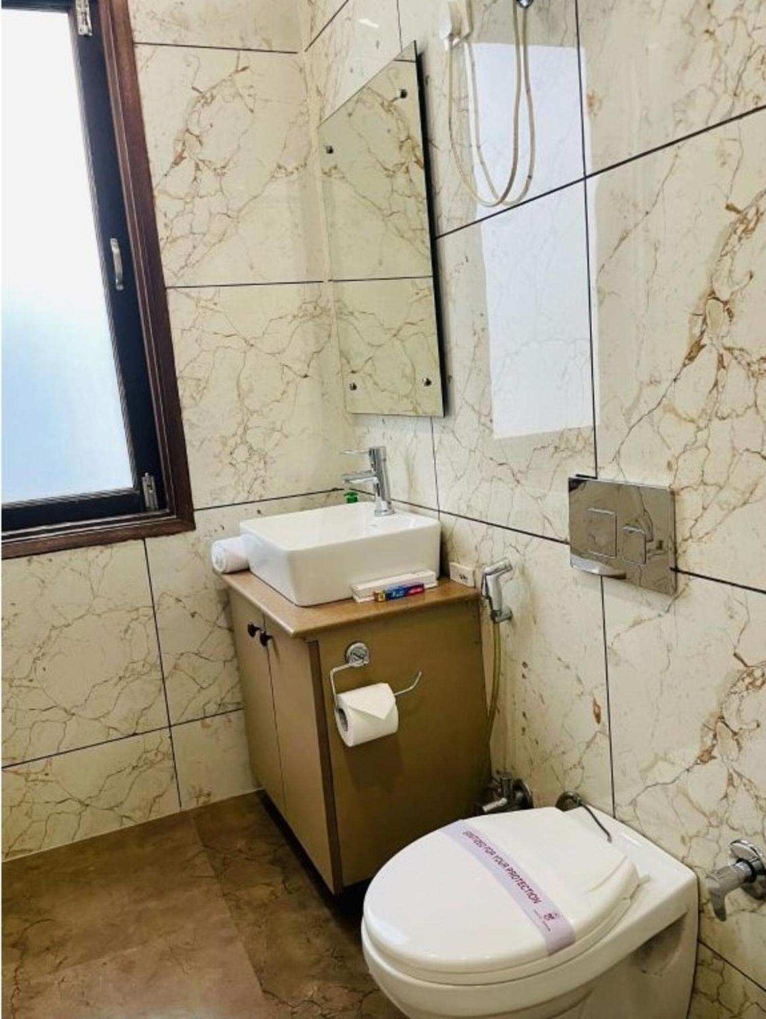 Bluo 1Bhk - Dlf Cybercity, Balcony, Lift, Parking Gurgaon Exterior photo